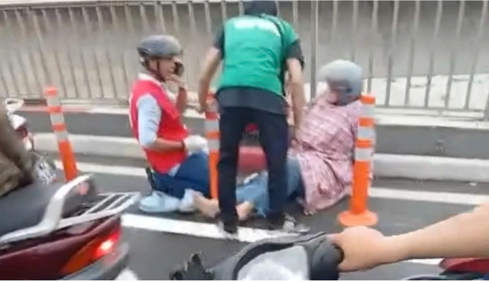 Nhiều người té ngã khi đi qua cầu Sài Gòn