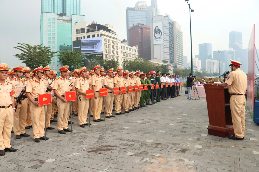 phong-csgt-ra-quan-tran-ap-toi-pham-duong-song-giu-binh-yen-vung-thuy-noi-dia (1).jpg