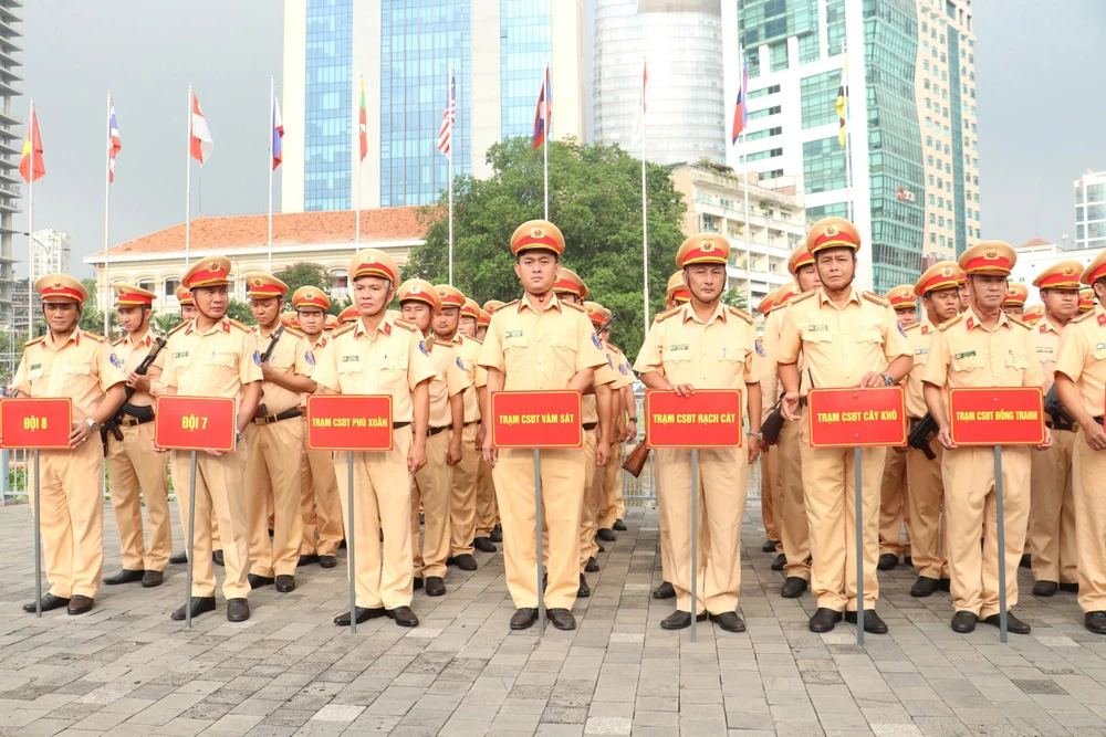 phong-csgt-ra-quan-tran-ap-toi-pham-duong-song-giu-binh-yen-vung-thuy-noi-dia (2).jpg