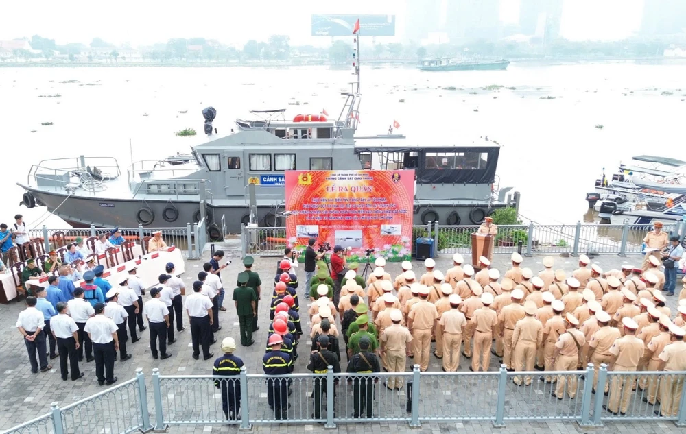 phong-csgt-ra-quan-tran-ap-toi-pham-duong-song-giu-binh-yen-vung-thuy-noi-dia (4).jpg