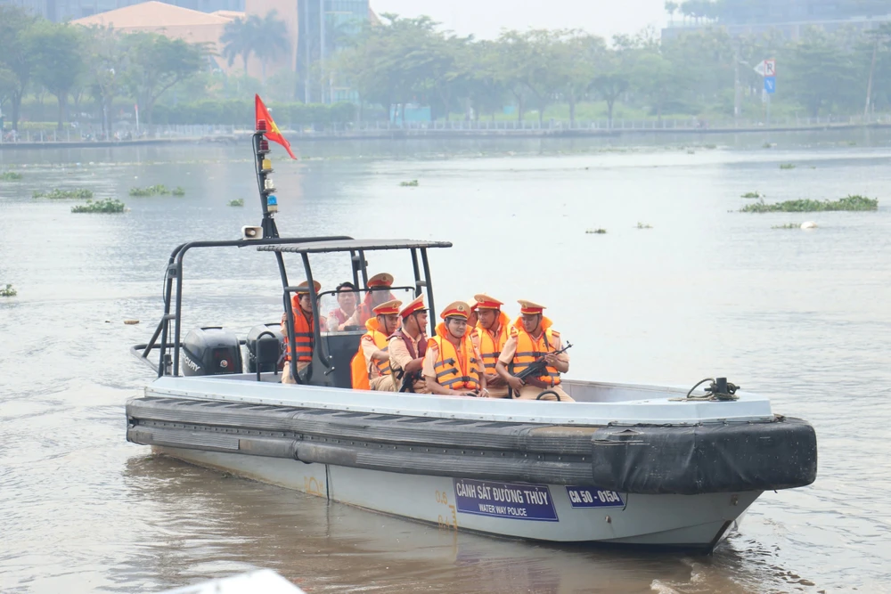 phong-csgt-ra-quan-tran-ap-toi-pham-duong-song-giu-binh-yen-vung-thuy-noi-dia (5).jpg