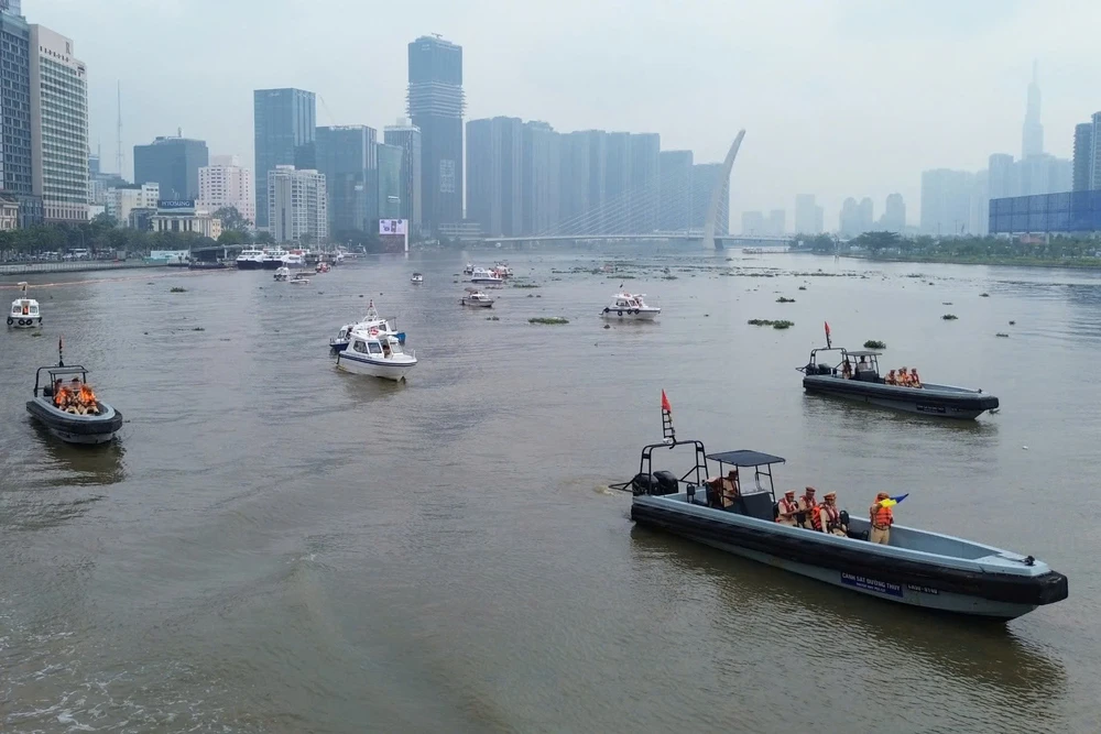 phong-csgt-ra-quan-tran-ap-toi-pham-duong-song-giu-binh-yen-vung-thuy-noi-dia (6).jpg