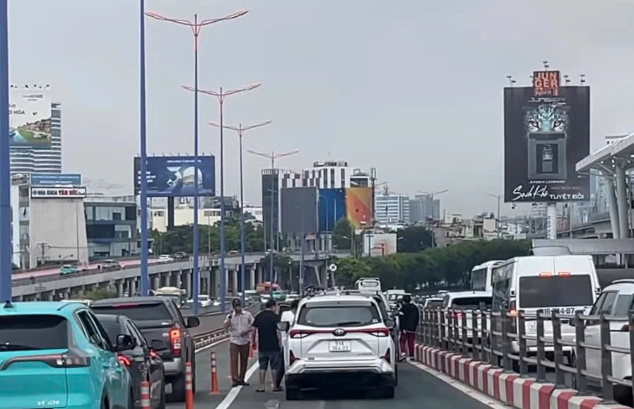 tai-nan-lien-hoan-6-xe-o-to-tren-cau-sai-gon (2).jpg