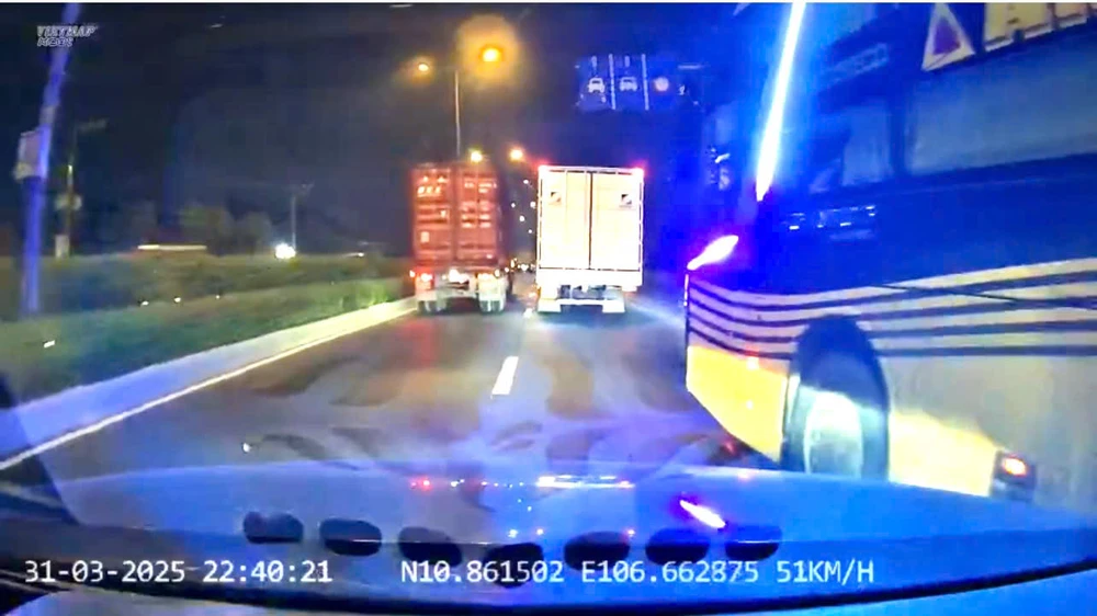 Xe khách vượt ẩu xảy ra va chạm với xe ô tô rồi bỏ chạy trên quốc lộ