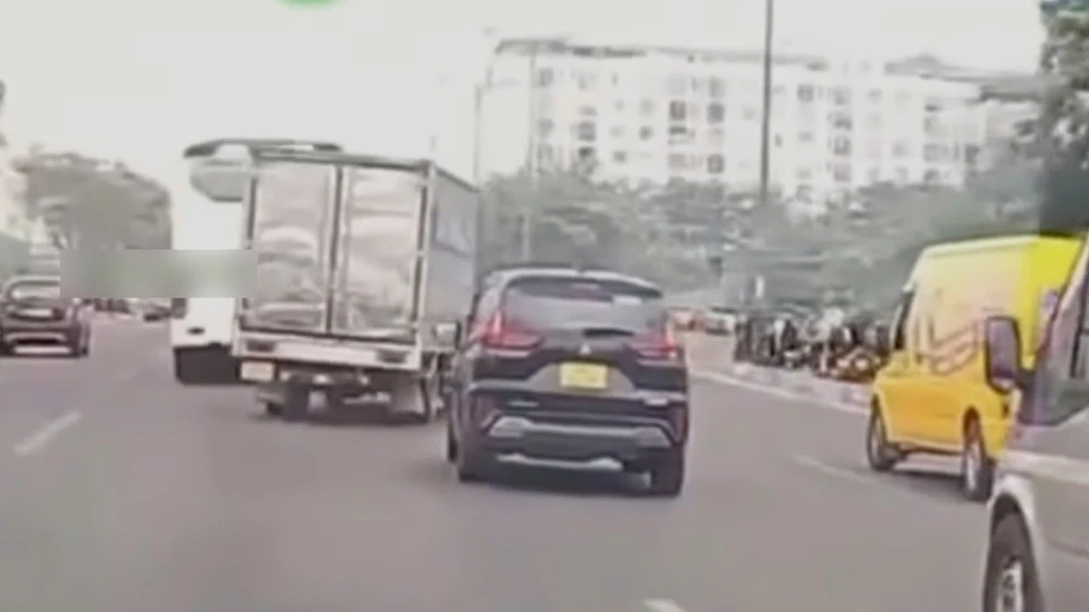 CSGT truy tìm xe tải lạng lách, đánh võng trên đường Phạm Văn Đồng