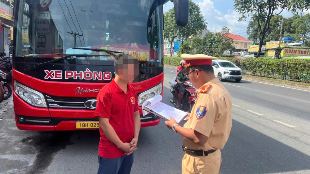 csgt-tp-hcm-dong-loat-ra-quan-dam-bao-an-toan-giao-thong-dip-le-gio-to-hung-vuong (1).jpg