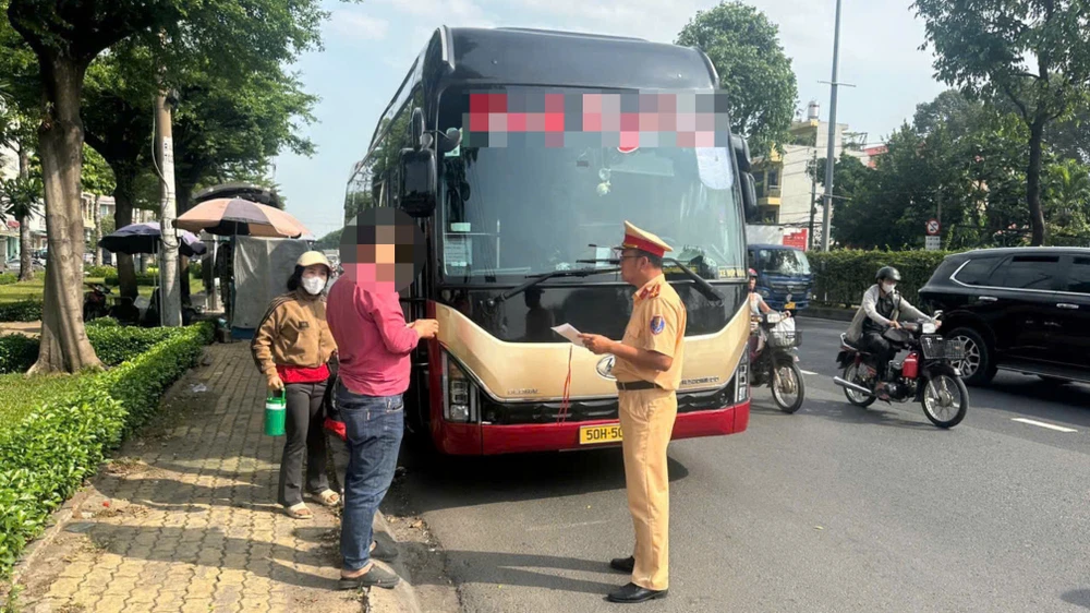 csgt-tp-hcm-dong-loat-ra-quan-dam-bao-an-toan-giao-thong-dip-le-gio-to-hung-vuong (4).jpg