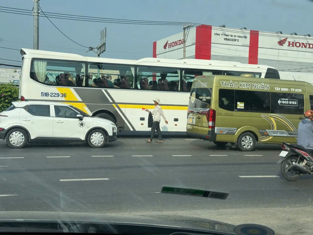 csgt-xu-phat-nhieu-truong-hop-di-bo-qua-duong-khong-dung-noi-quy-dinh (2).jpg