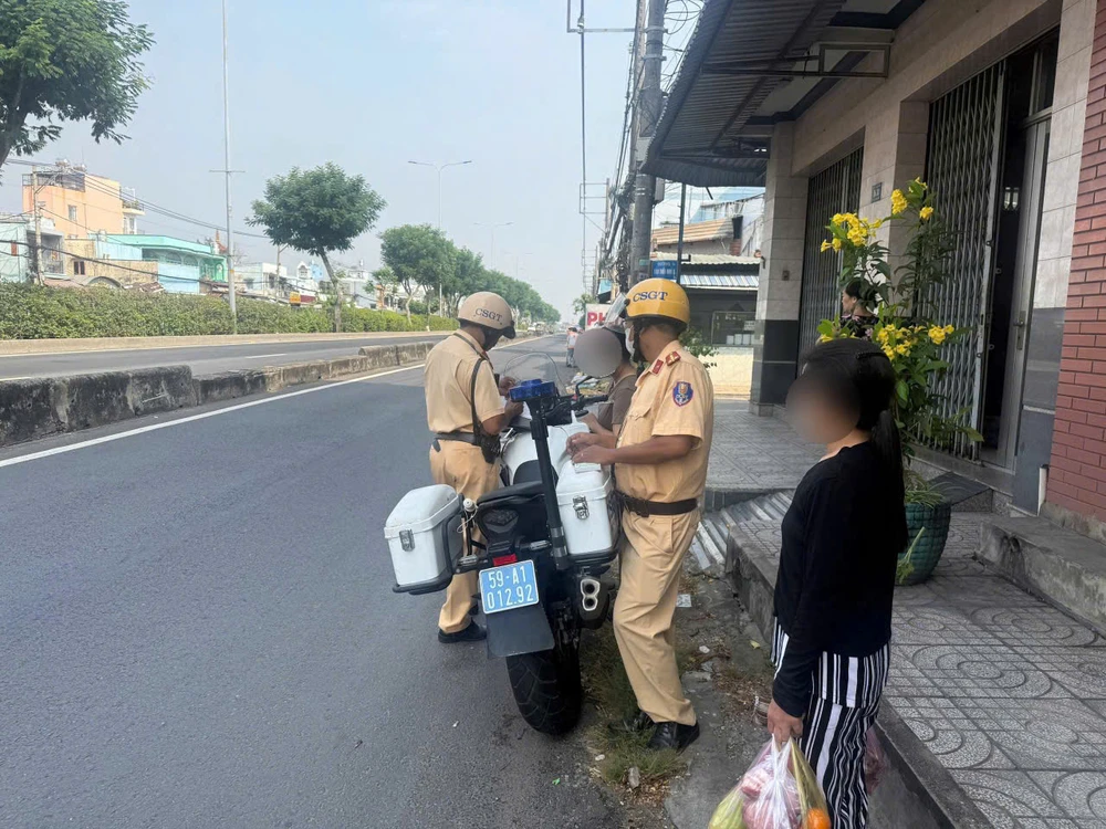 CSGT xử phạt nhiều trường hợp đi bộ qua đường không đúng nơi quy định