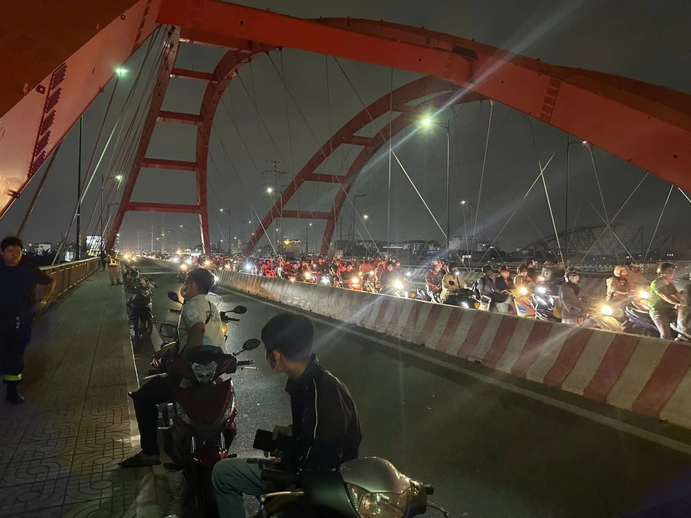 Đang kẹt xe nghiêm trọng trên đường Phạm Văn Đồng từ quận Bình Thạnh nối dài TP thủ Đức