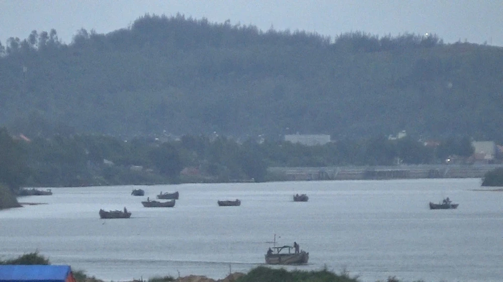 lanh-dao-tinh-quang-ngai-chi-dao-xac-minh-ngay-phan-anh-cong-truong-hut-trom-tren-song-tra-khuc (1).jpg