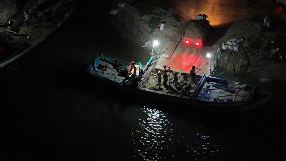 lanh-dao-tinh-quang-ngai-chi-dao-xac-minh-ngay-phan-anh-cong-truong-hut-trom-tren-song-tra-khuc (2).jpg