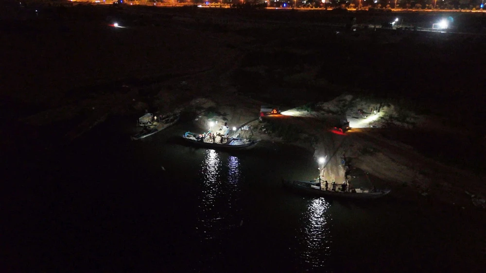 lanh-dao-tinh-quang-ngai-chi-dao-xac-minh-ngay-phan-anh-cong-truong-hut-trom-tren-song-tra-khuc (5).jpg