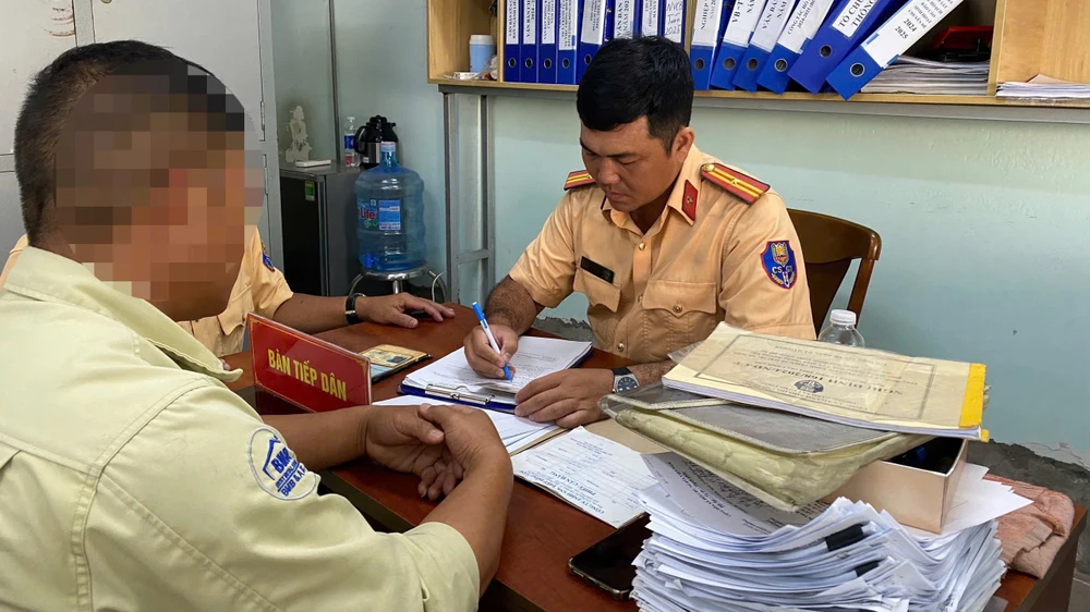 CSGT xử phạt 46 triệu đồng đối với chủ xe đầu kéo để cuộn thép hàng chục tấn rơi xuống đường