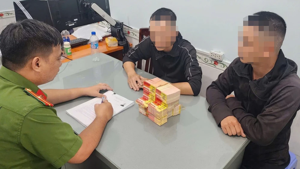 Ngăn chặn kịp thời 2 thanh niên rải hơn 1.000 tờ rơi quảng cáo cho vay