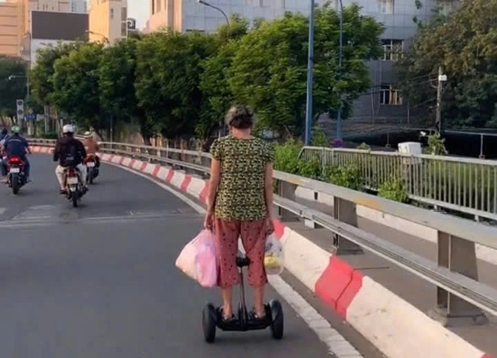 CSGT xử phạt người phụ nữ đi xe điện cân bằng trên cầu Khánh Hội