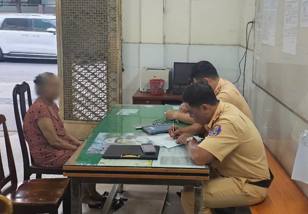 csgt-xu-phat-nguoi-phu-nu-di-xe-dien-can-bang-tren-cau-khanh-hoi (2).jpg