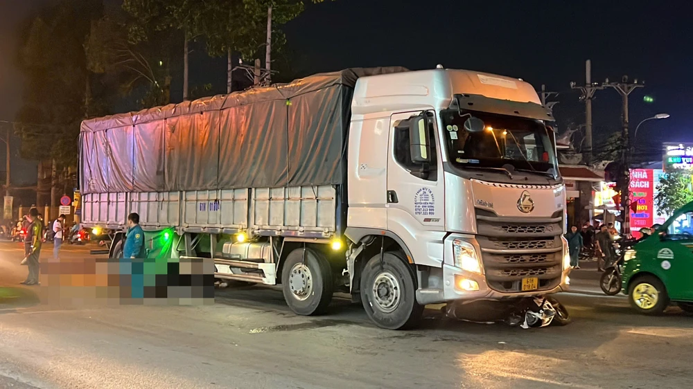Hai mẹ con tử vong sau va chạm với xe tải ở TP Thủ Đức