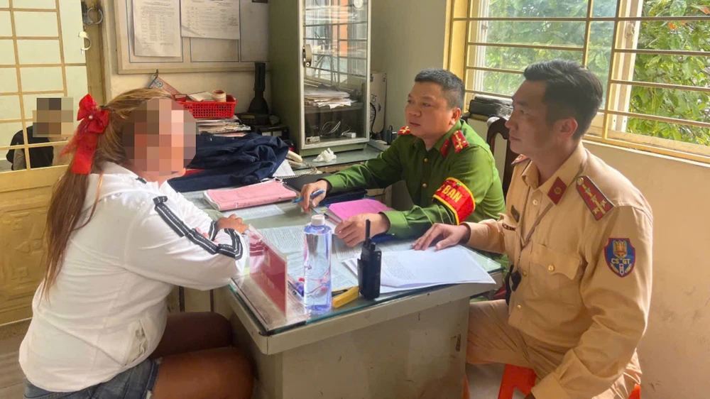 csgt-lam-viec-voi-co-gai-chay-xe-may-buong-hai-tay-dua-chan-len-troi (2).jpg