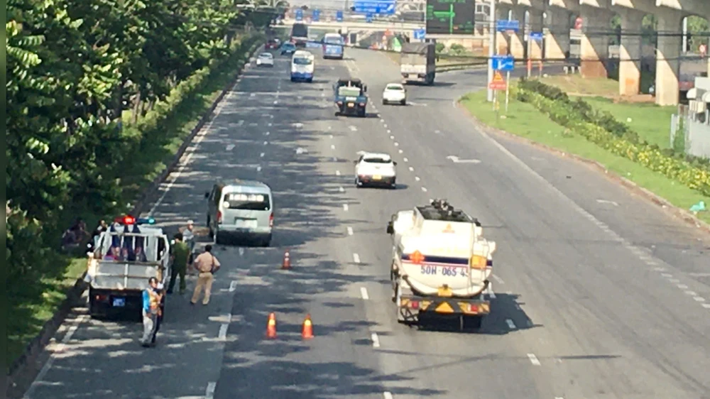 Người bán vé số tử vong khi băng qua đường trên Xa Lộ Hà Nội