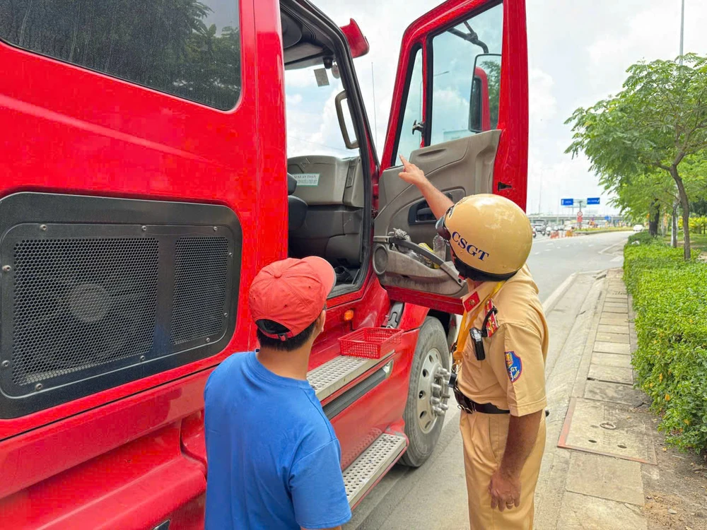 csgt-tp-hcm-xu-phat-hon-2-000-truong-hop-vuot-den-do-di-xe-tren-via-he (2).jpg