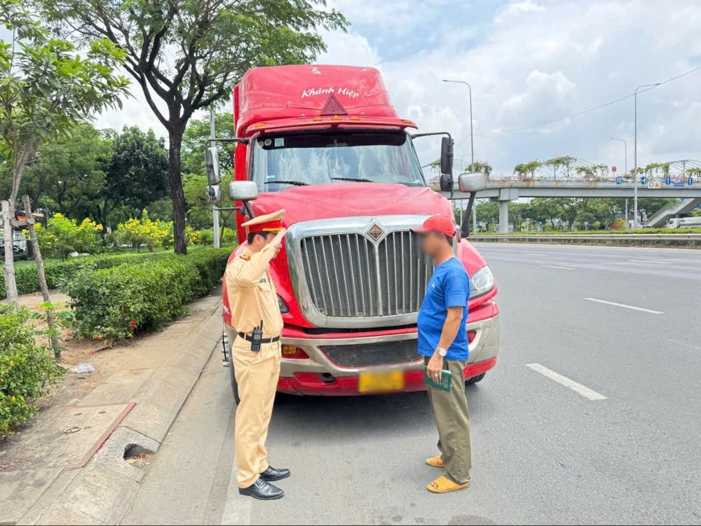 CSGT TP.HCM xử phạt hơn 2.000 trường hợp vượt đèn đỏ, đi xe trên vỉa hè