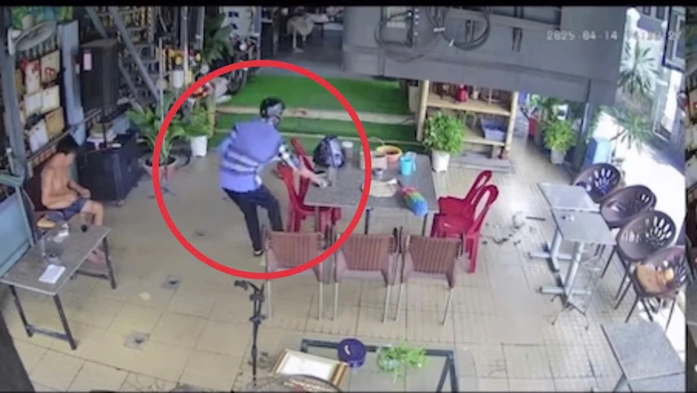 Giả khách mua nước, nam thanh niên giật 2 điện thoại iPhone rồi bỏ chạy