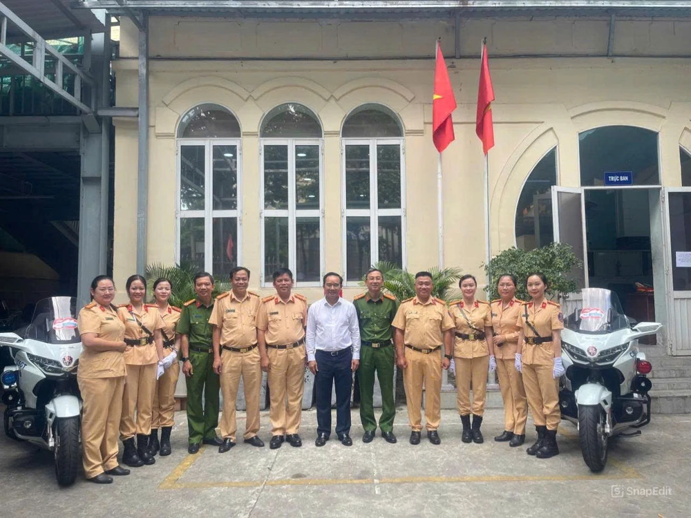 chu-tich-ubnd-tp-hcm-nguyen-van-duoc-den-tham-dong-vien-luc-luong-catp-truoc-dip-le-30-4 (1).jpg