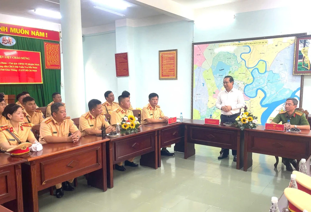 chu-tich-ubnd-tp-hcm-nguyen-van-duoc-den-tham-dong-vien-luc-luong-catp-truoc-dip-le-30-4 (3).jpg