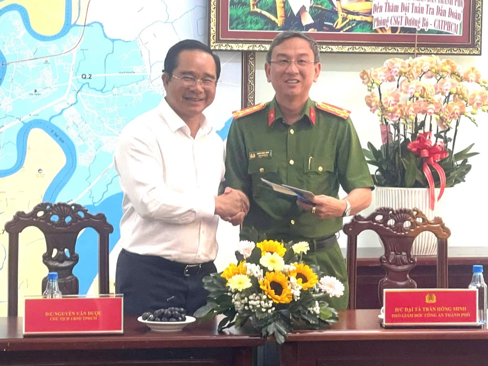 chu-tich-ubnd-tp-hcm-nguyen-van-duoc-den-tham-dong-vien-luc-luong-catp-truoc-dip-le-30-4 (4).jpg