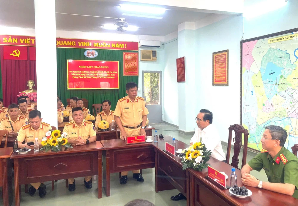 chu-tich-ubnd-tp-hcm-nguyen-van-duoc-den-tham-dong-vien-luc-luong-catp-truoc-dip-le-30-4 (5).jpg