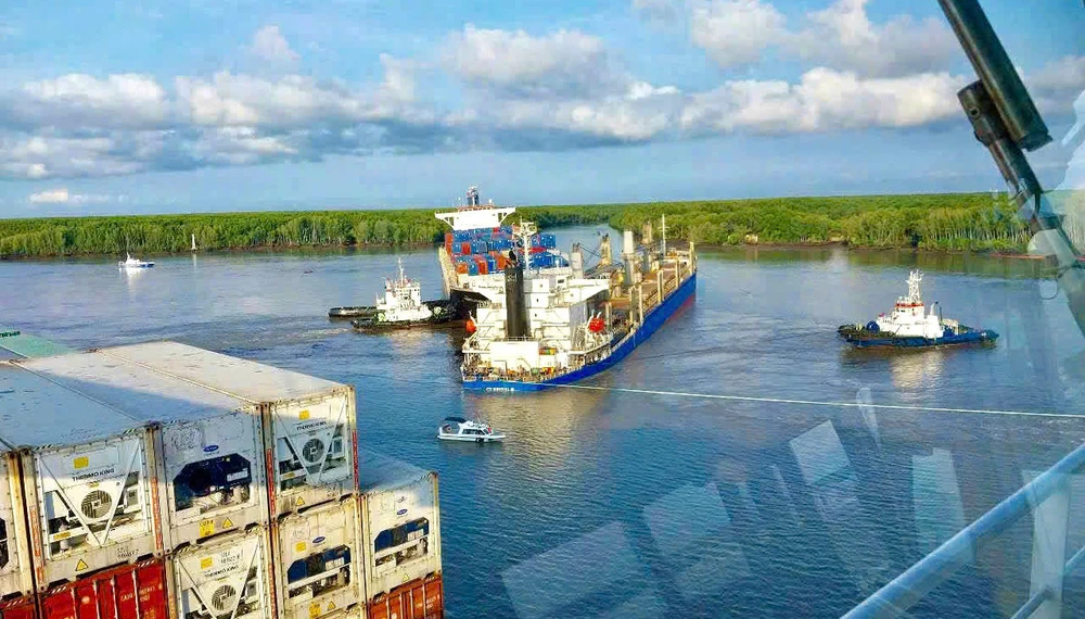 TP.HCM: Va chạm giữa hai tàu hàng, dầu loang trên sông Lòng Tàu