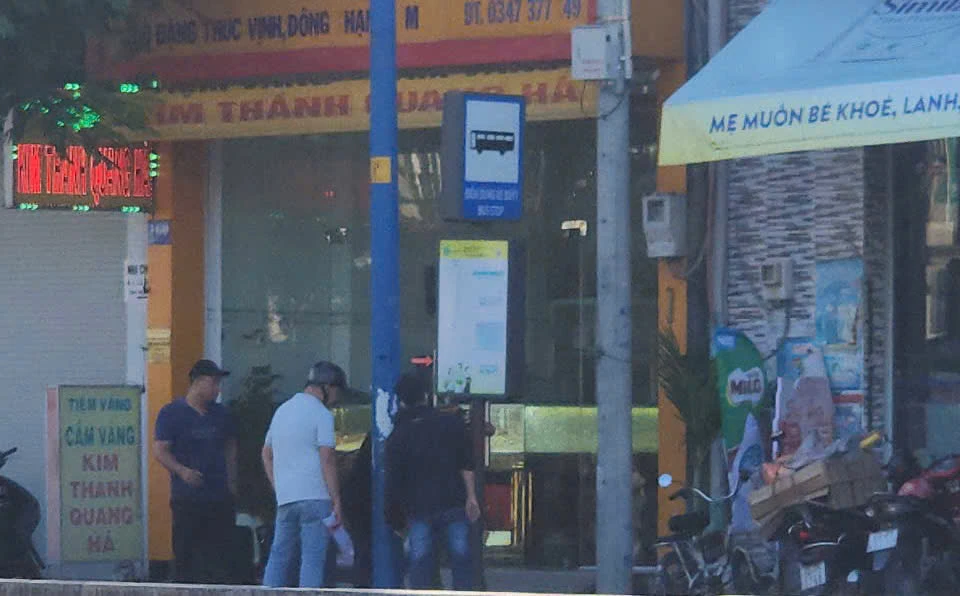 Hiện trường vụ cướp tiệm vàng ở huyện Hóc Môn