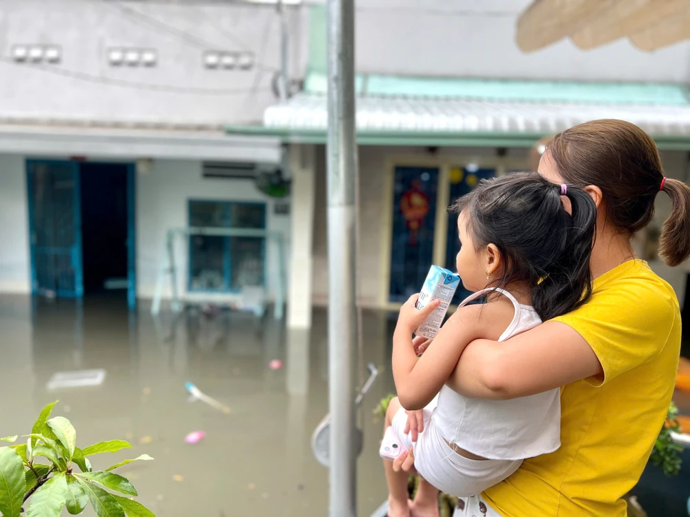 ngap-nang-o-chan-cau-vuot-go-dua-nguoi-dan-trang-tay-sau-con-mua (2).jpg