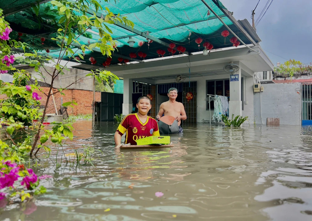 ngap-nang-o-chan-cau-vuot-go-dua-nguoi-dan-trang-tay-sau-con-mua (4).jpg
