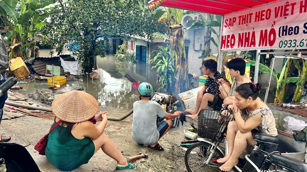 Ngập nặng ở chân cầu vượt Gò Dưa, người dân trắng tay sau cơn mưa