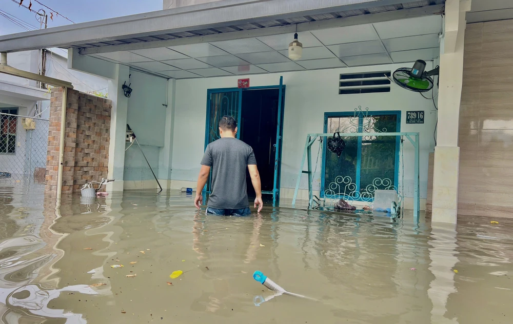 ngap-nang-o-chan-cau-vuot-go-dua-nguoi-dan-trang-tay-sau-con-mua (7).jpg