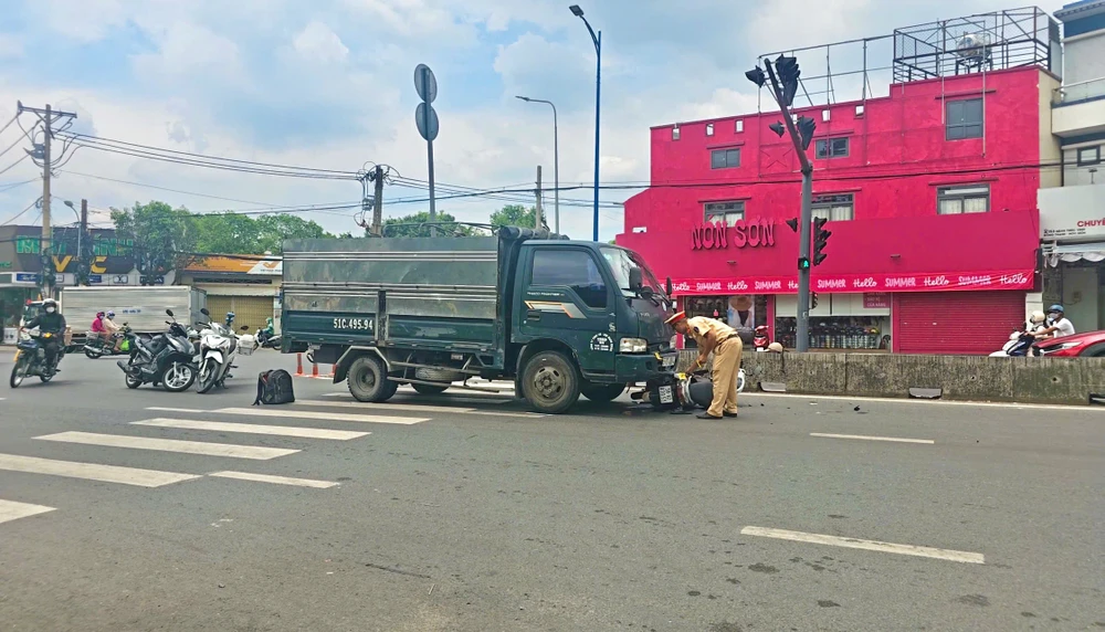 Xe tải cuốn xe máy vào gầm sau va chạm ở huyện Hóc Môn, giao thông ùn ứ