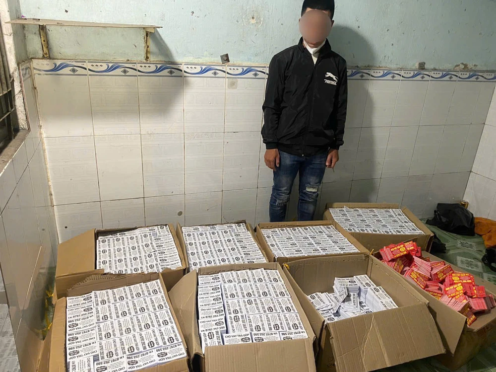 Đồng Nai: Phát hiện 4 người rải tờ rơi quảng cáo cho vay, thu giữ 232kg tang vật