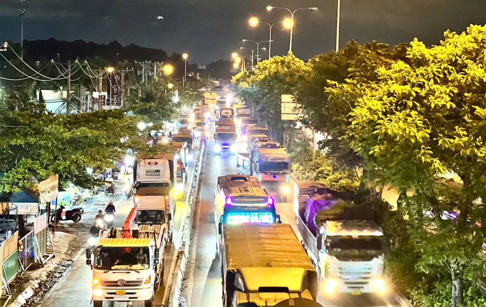 giao-thong-tac-nghen-nhieu-gio-tren-duong-do-muoi-doan-qua-tp-thu-duc (1).jpg