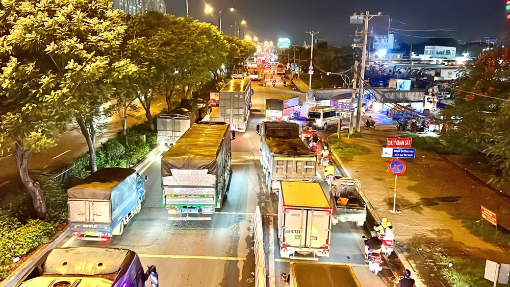 giao-thong-tac-nghen-nhieu-gio-tren-duong-do-muoi-doan-qua-tp-thu-duc (2).jpg