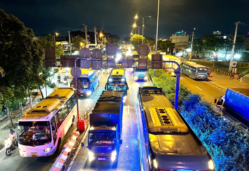 giao-thong-tac-nghen-nhieu-gio-tren-duong-do-muoi-doan-qua-tp-thu-duc (4).jpg