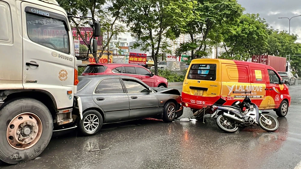 giao-thong-tac-nghen-nhieu-gio-tren-duong-do-muoi-doan-qua-tp-thu-duc (5).jpg