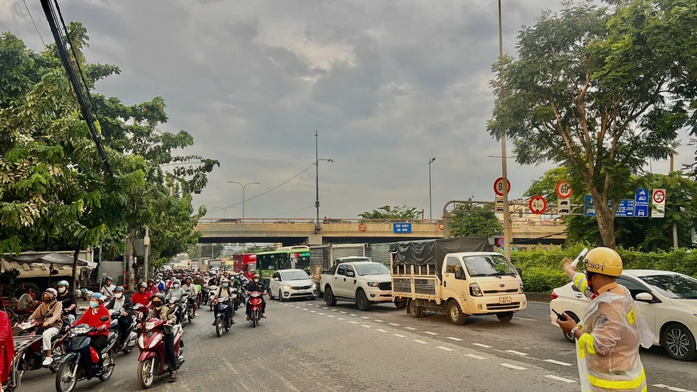 giao-thong-tac-nghen-nhieu-gio-tren-duong-do-muoi-doan-qua-tp-thu-duc (7).jpg