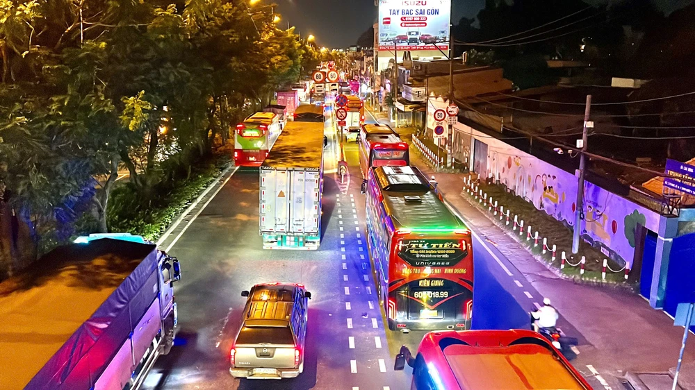 giao-thong-tac-nghen-nhieu-gio-tren-duong-do-muoi-doan-qua-tp-thu-duc (8).jpg