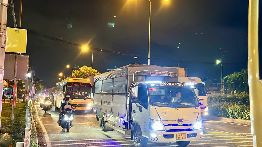 giao-thong-tac-nghen-nhieu-gio-tren-duong-do-muoi-doan-qua-tp-thu-duc (9).jpg