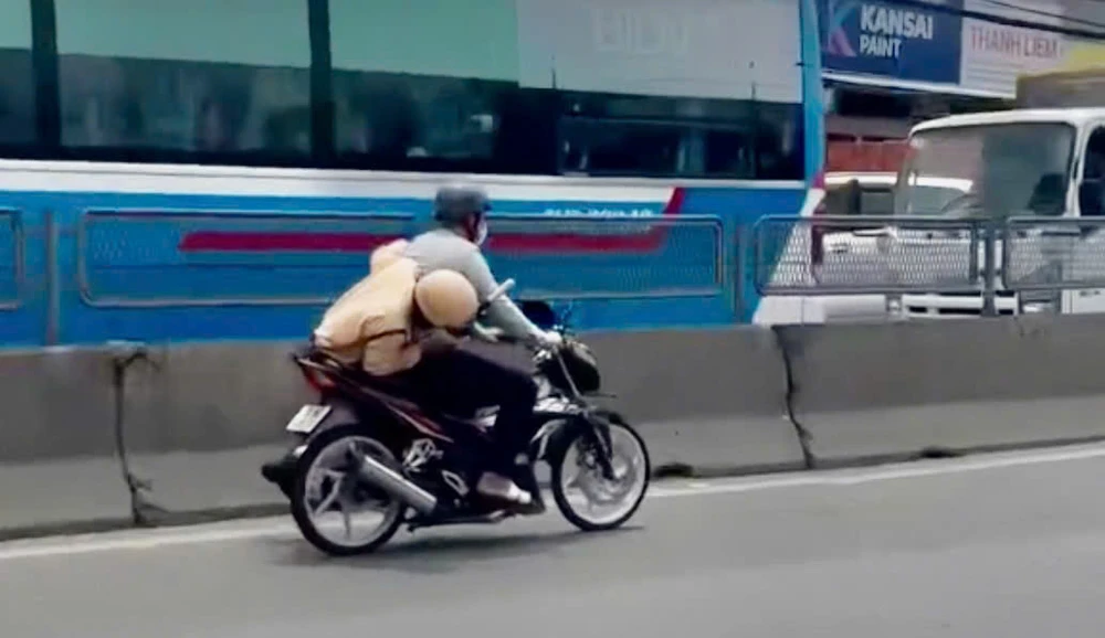 Lời khai của nam thanh niên điều khiển xe máy bỏ chạy khiến CSGT chới với trên yên xe