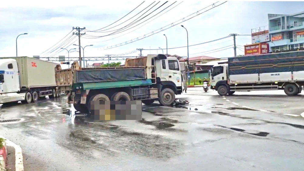 TP.HCM: Va chạm với xe ben khi chờ đèn đỏ, một phụ nữ tử vong