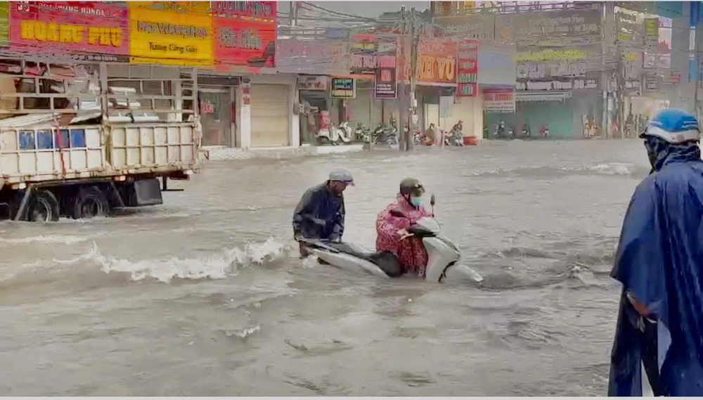 Đồng Nai: Mưa lớn kéo dài nhiều giờ, nhiều tuyến đường chìm trong ‘biển nước’