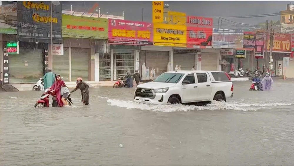 dong-nai-mua-lon-keo-dai-nhieu-gio-nhieu-tuyen-duong-chim-trong-bien-nuoc (2).jpg